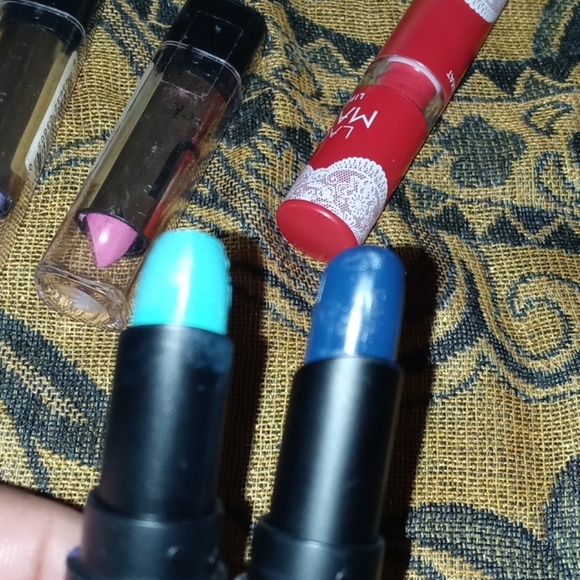 Lipstick Variety of colors never worn - Picture 4 of 6